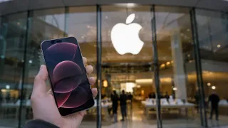 Apple Stock Holds Steady as Investors Focus on Earnings Strength Instead of AI Buzz